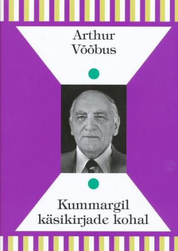 Kummargil käsikirjade kohal
