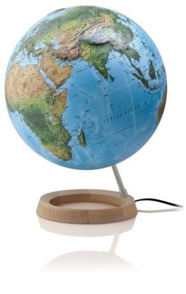 Full Circle R Reliefglobus 3D-Doppelbild-Leuchtglobus, Ringfuß aus Ahornholz u. Aluminiumschrägstütze: Physisch/politisches Kartenbild mit fühlbarem 3D-Oberflächenrelief. Energieeffizienzklasse: C. 1 : 42.500.000
