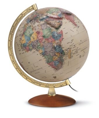 AR 3010, 3-D-Globus im Antikstil: Leuchtglobus mit 3D-Oberflächenstruktur, politische Kartografie im Antikstil alter Karten, goldfarbener skalierter Meridian, brauner Echtholzfuß. 1 : 42.500.000